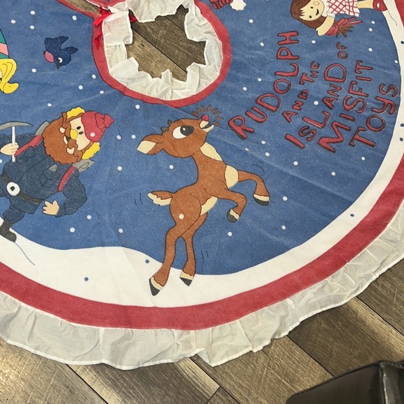 CVS vtg Rudolph the Red Nose reindeer & Island of Misfits Christmas tree skirt - Picture 8 of 15